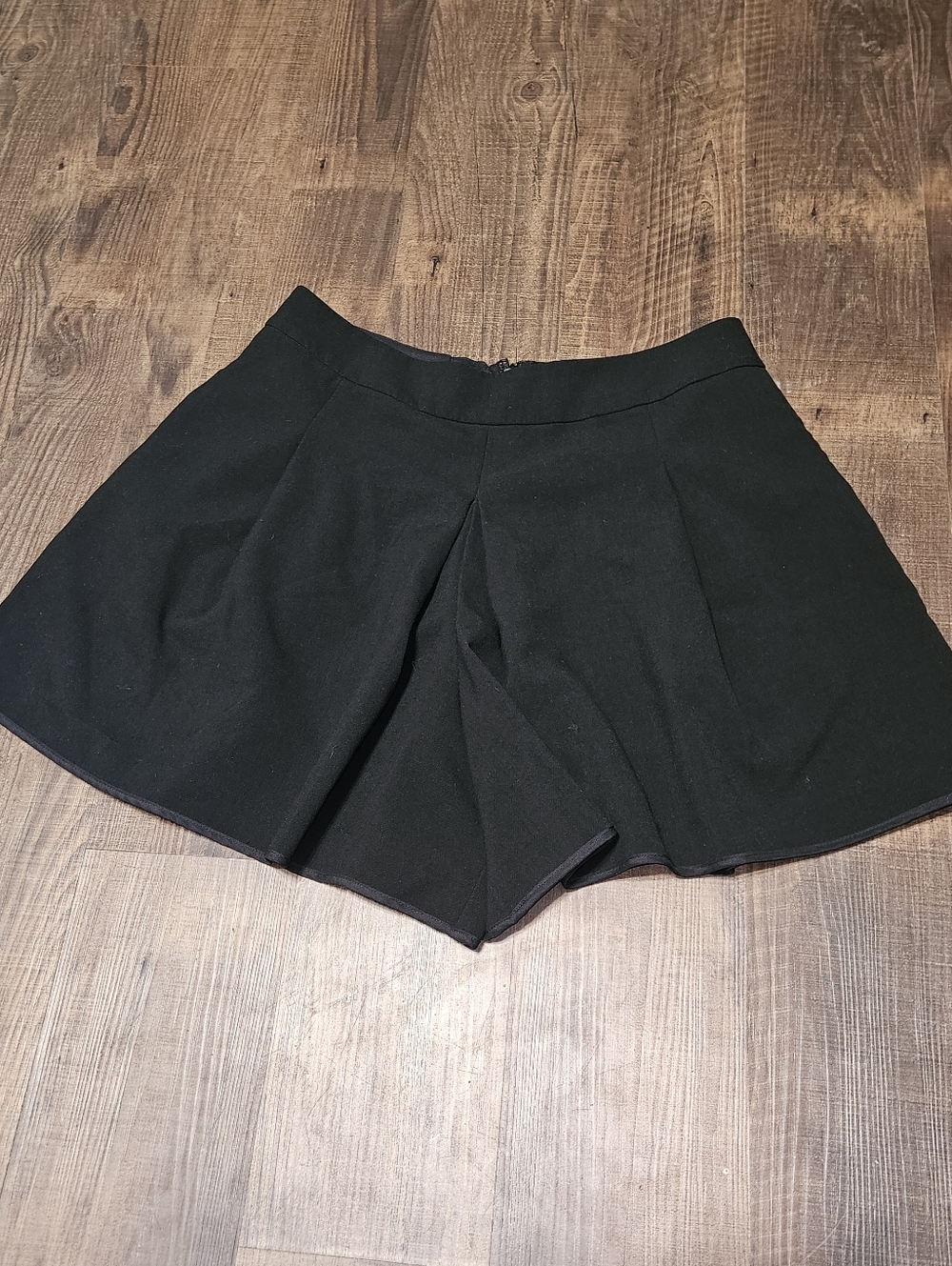 Alice + Olivia Pleated Shorts - Picture 2 of 5